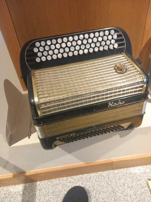 Acordeao Hohner amati iv 3