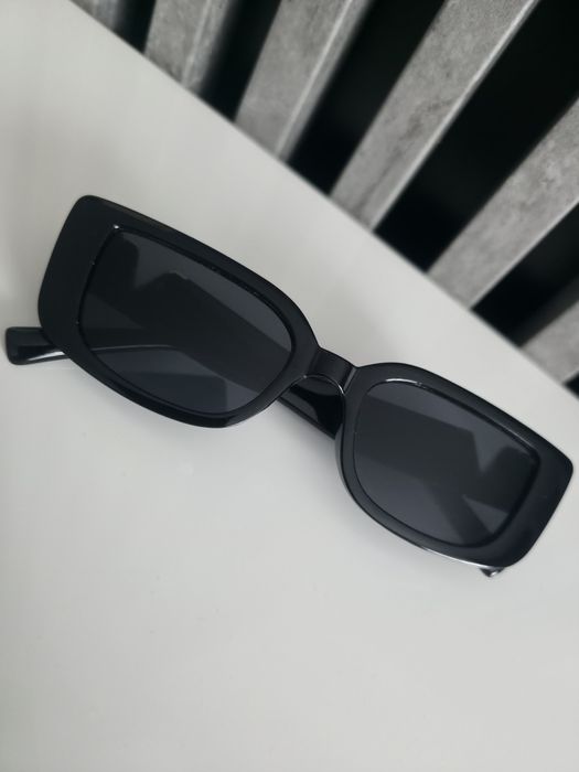 Czarne okulary przeciwsłoneczne z ozdobnym złoconym V