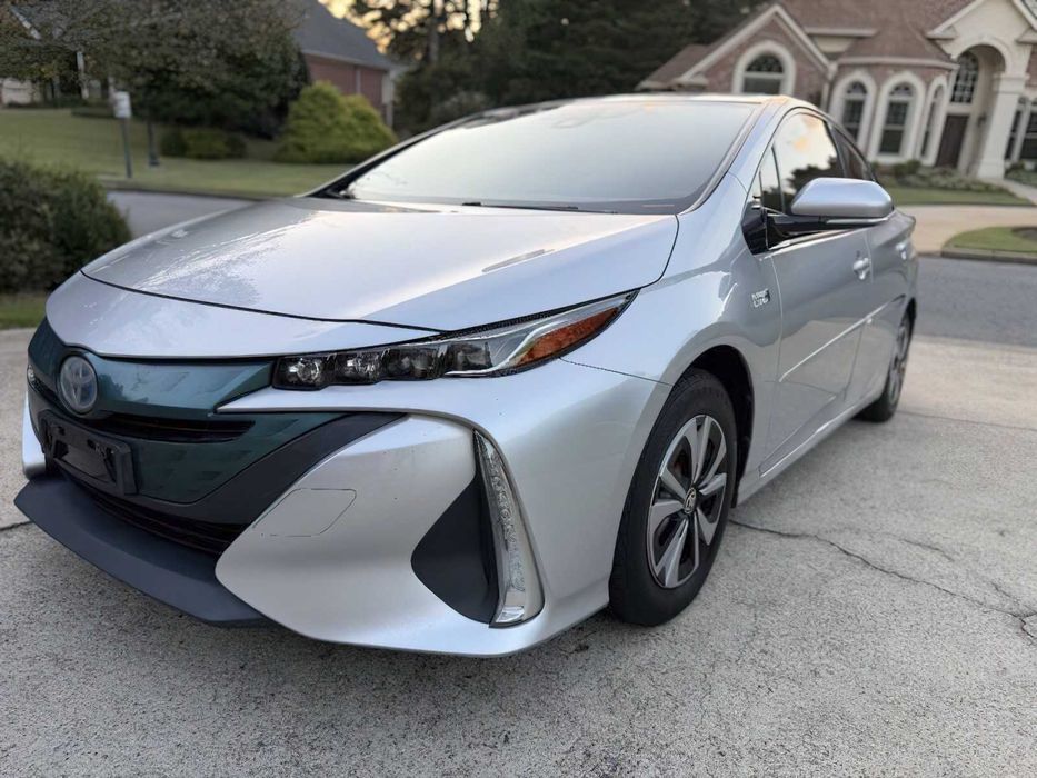 Toyota Prius Prime Plus      2017