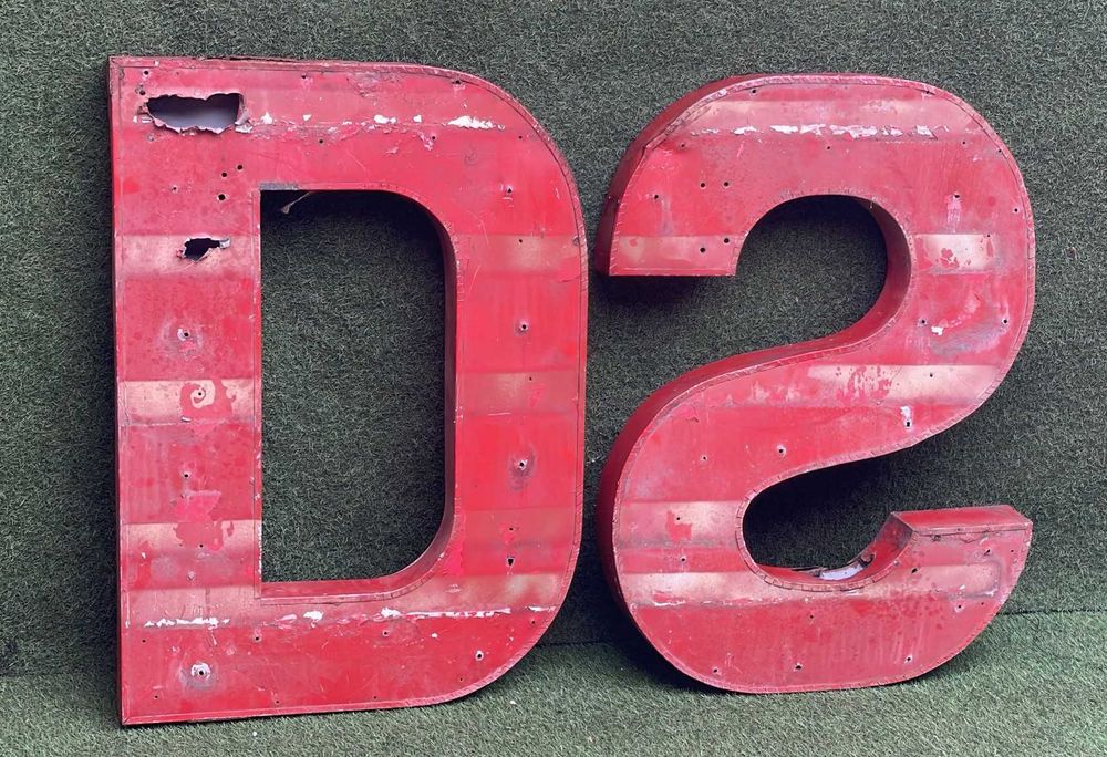 Letras antigas em metal, não eletrificadas