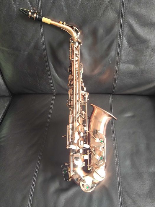 Saxofone alto em bronze vermelho. Novo em embalagem