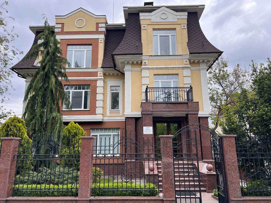 Здається приміщення цокольного поверху по вул Олега Міхнюка