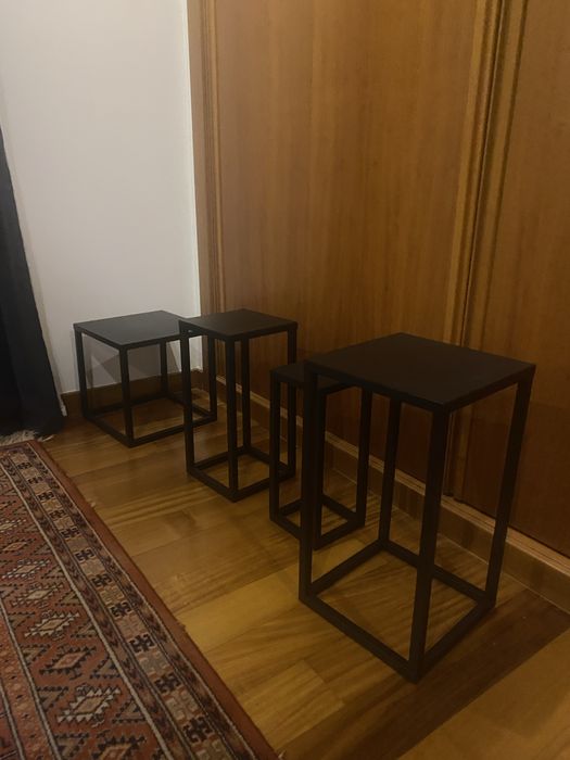 Conjunto de mesas de apoio