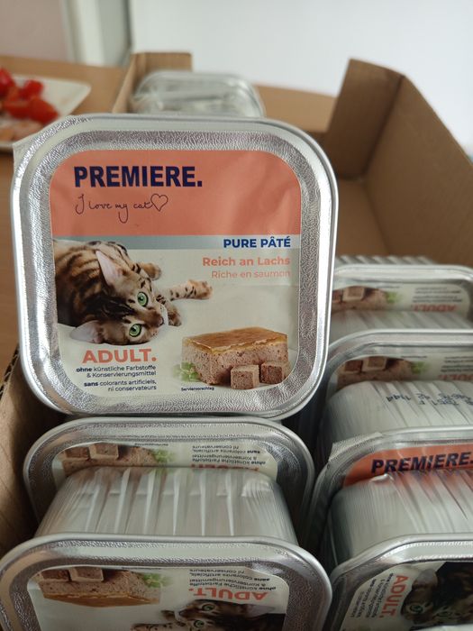 Karma dla kota tacka