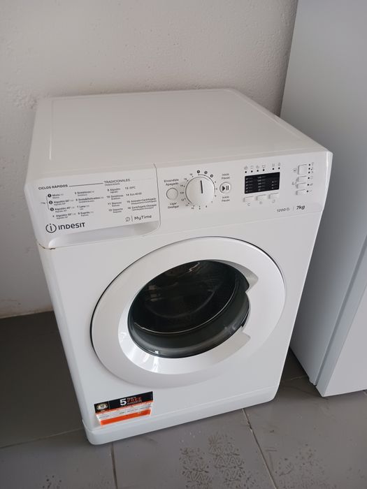 Máquina de lavar roupa indesit 7kg classe A++ 1200rpm em excelente estado pouco tempo de uso.. ..
