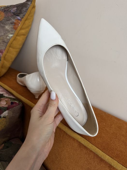 Білі туфлі човники лакові на шпильці 38,5-39 розмір