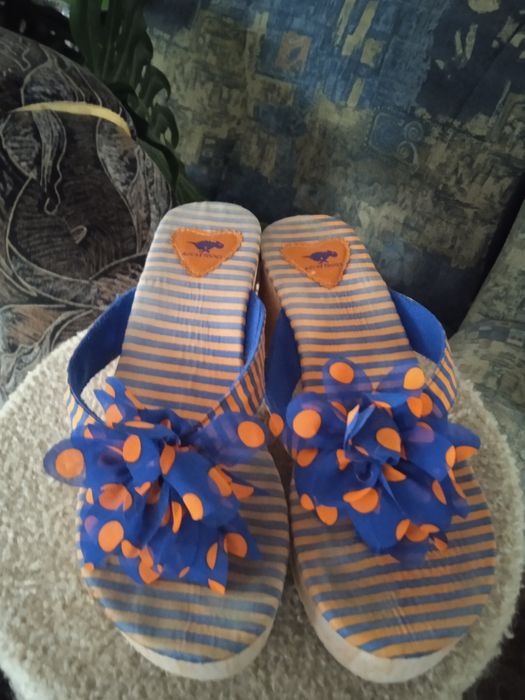 Шльопанці літні, пляжні.