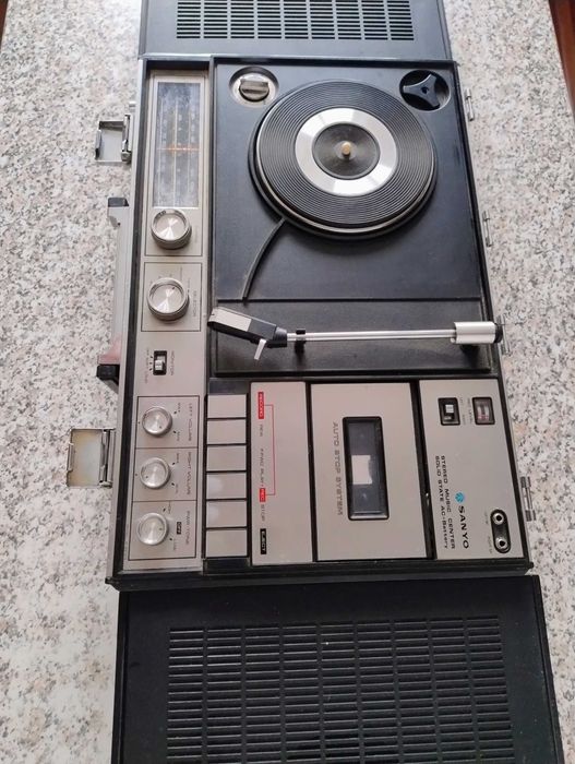 Музцентр , музкомбайн 72 г выпуска SANYO G2612N