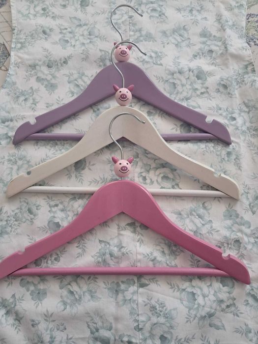 Cabides/cruzetas de madeira para quarto de criança