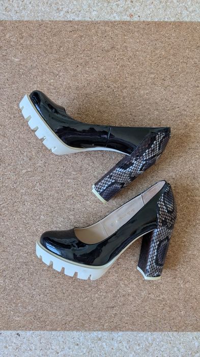 Skórzane czarne lakierowane czółenka biała platforma na słupku Foletti