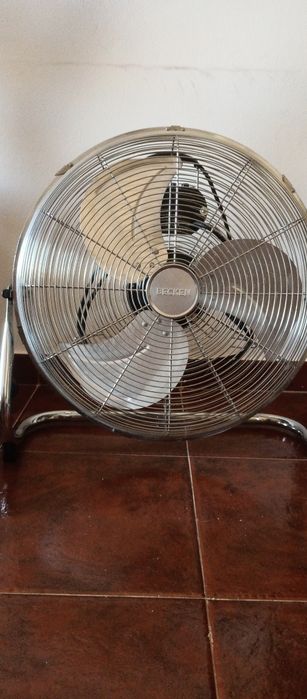 Ventilador de Chão Industrial Metálico (Cromado) – Alta Potência e Como Novo!