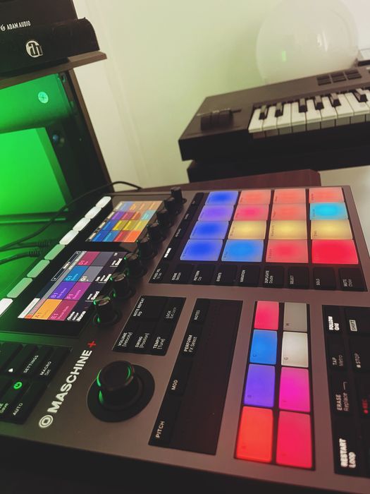 Drum Machine - Maschine Plus (Native Instruments)