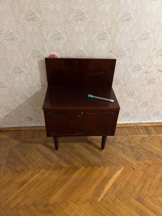 вінтажна прикроватна тумбочка антикваріат