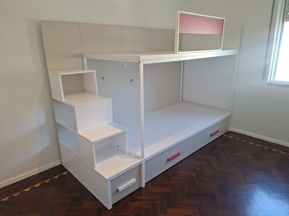 Beliche com 3 camas, escada e arrumação