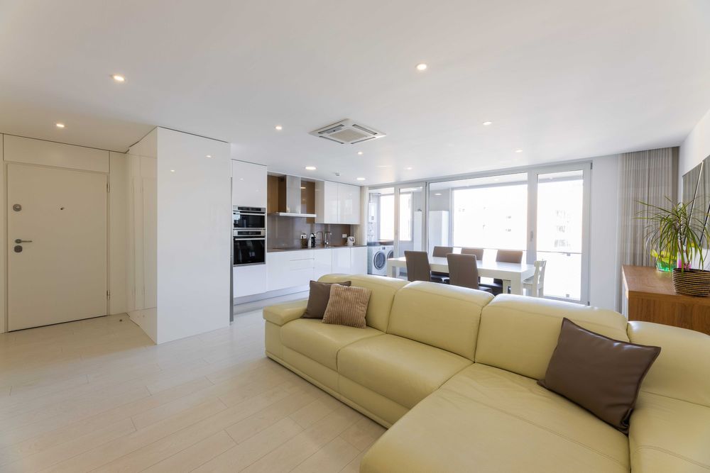 Conforto e sofisticação : Sofá com Chaise Longue em Pele