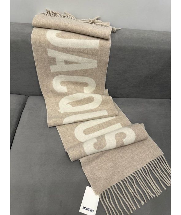 Жіночий шарф JACQUEMUS з бахромою і контрастним лого Бежевий