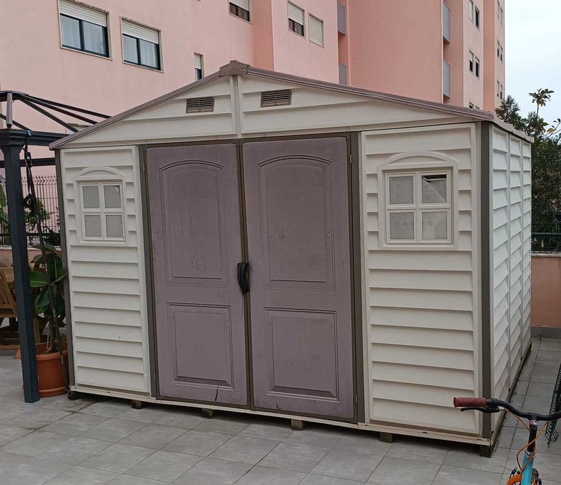 Abrigo de jardim PVC, Duramax com 2,40Px3,20Lx2,30A metros, bege e castanho (chão + barrotes madeira incluídos)
