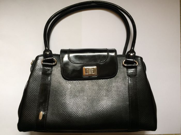 Czarna torebka, kuferek od Wojewodzic