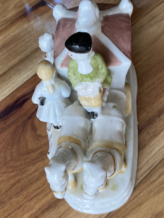 Figurka porcelanowa kareta z końmi i kopciuszkiem