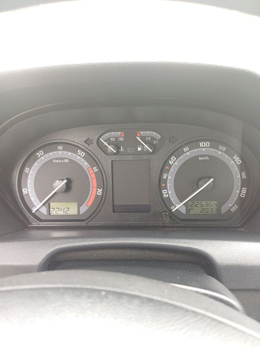 Шкода фабія 1.       1.4 бензин  v16.  Автомат