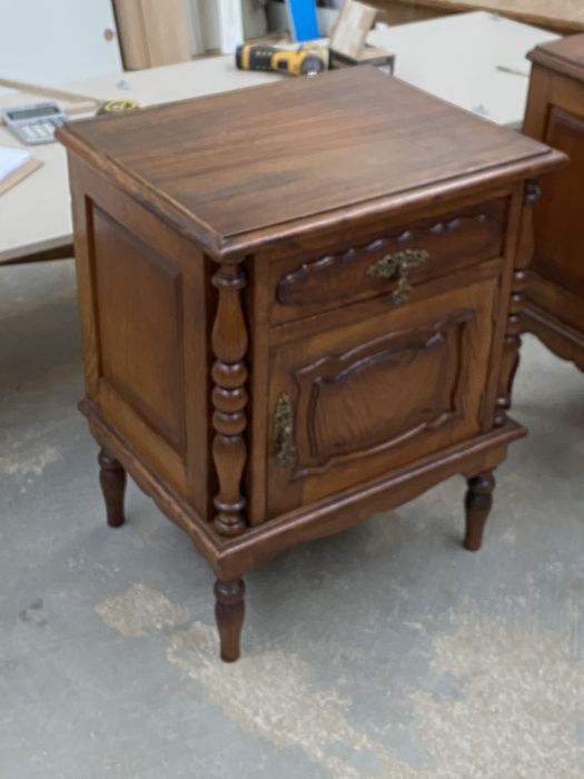 Vintage Wooden Bedroom Set – Excellent Condition64738213864579121