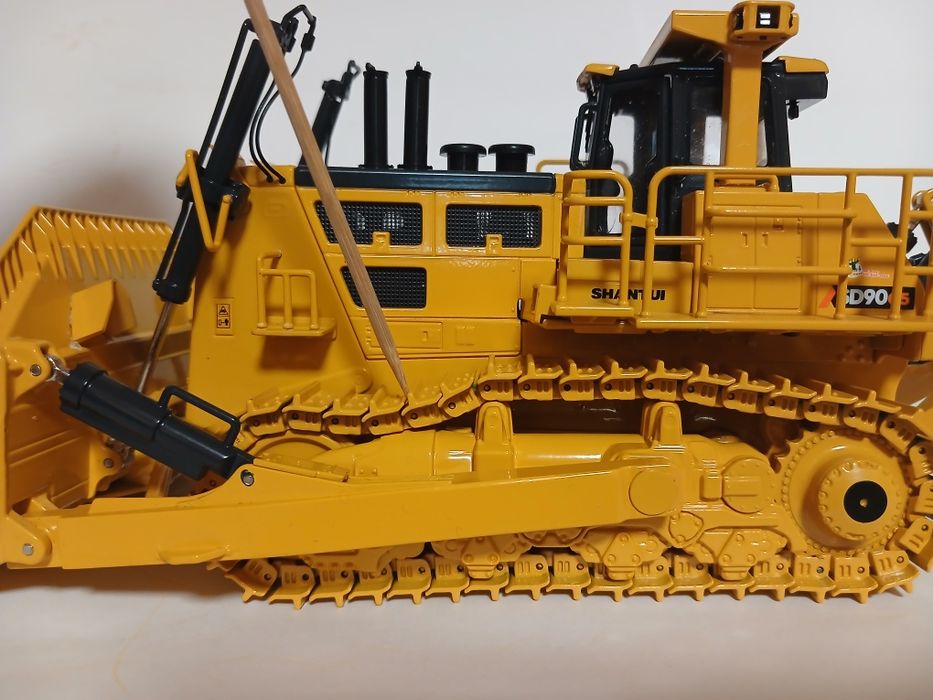 модель бульдозера , масштаб 1/43