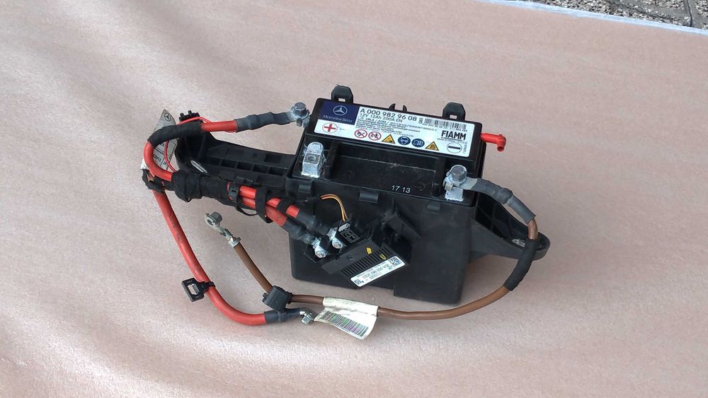 Caixa de bateria auxiliar original Mercedes A180 (W176). 2013