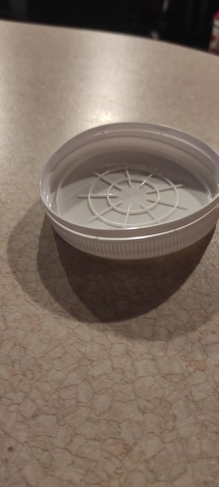 Продам банку с крышкой пластиковую 500мл.