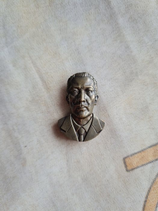 Бронзовые значки Дали, Довлатов, Есенин, Бродский