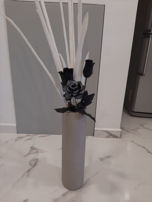 Decoração completa c / flores em tons de branco, preto e cinza