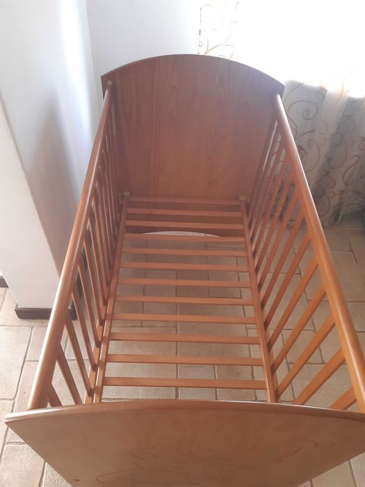 Cama bébé em madeira maciça da Pueri com estrado regulável em altura
