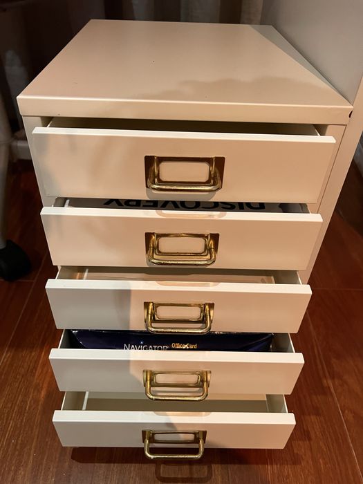Mesa secretária e gaveteiro em aço oferta cadeira e quadro branco com canetas