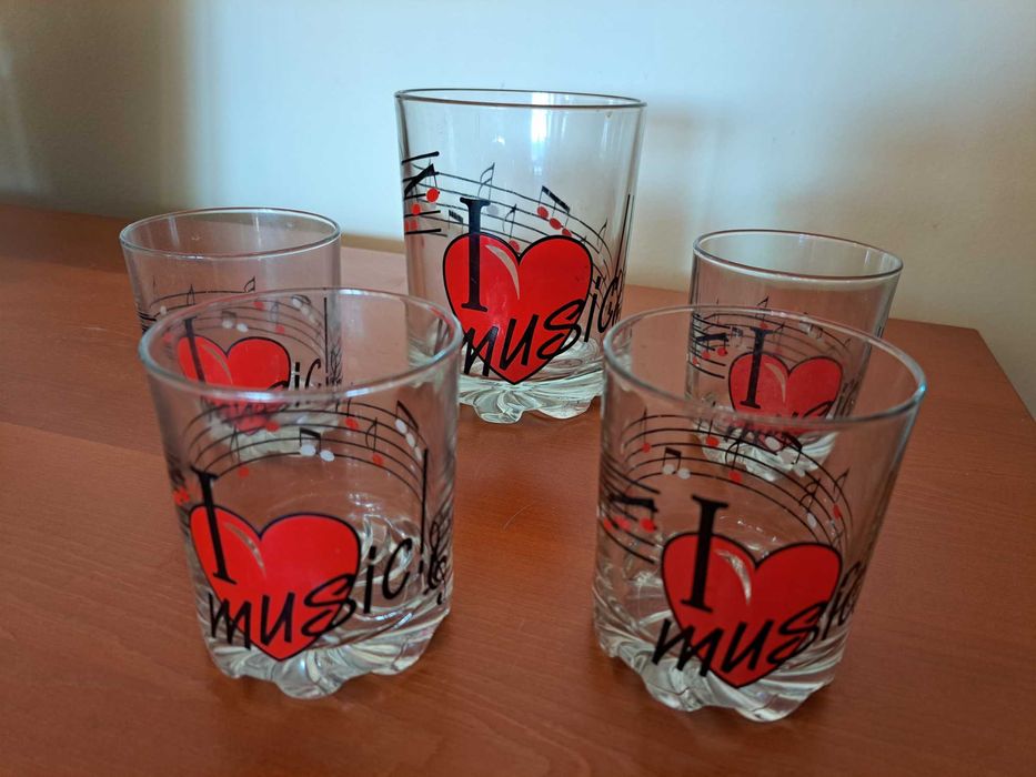 Conjunto de copos e balde de gelo