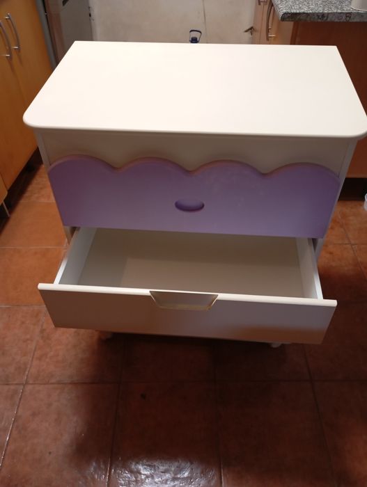 Cómoda para banheira de bebé com 4 gavetas.