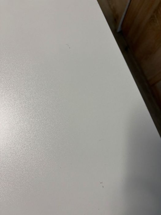 Białe biurko na 4 nóżkach