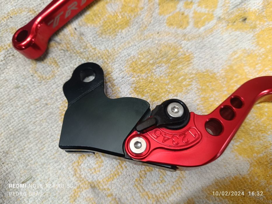 Manetes  ajustáveis travão e embreagem