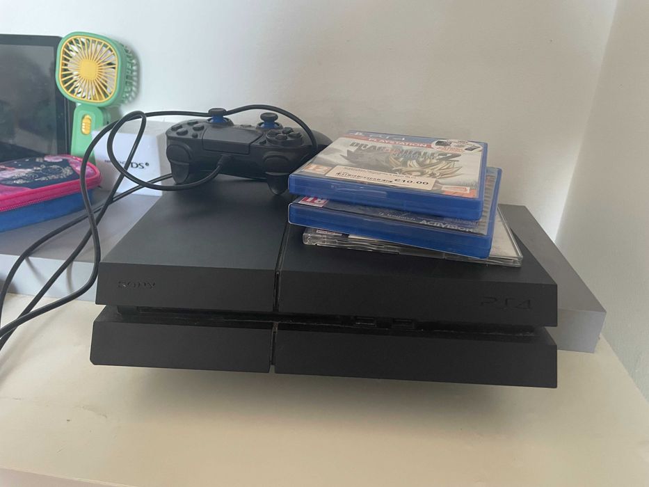 Playstation 4 com 5 jogos + controler