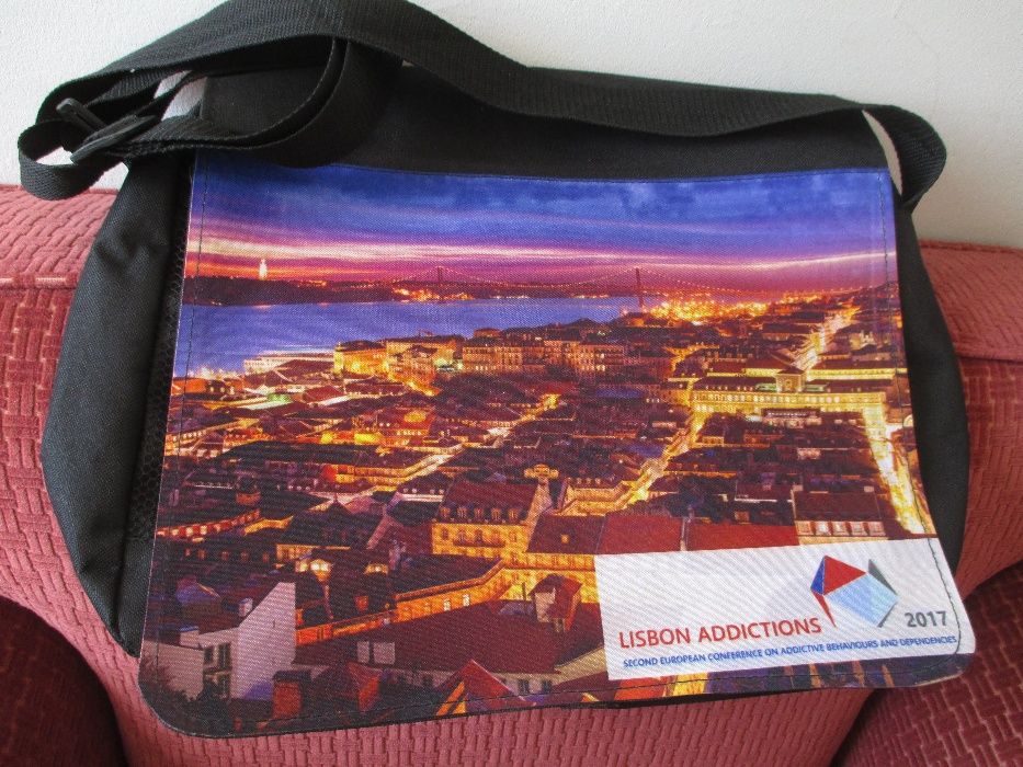 Pastas/Malas à tiracolo pretas, uma delas c/imagem magnífica de Lisboa