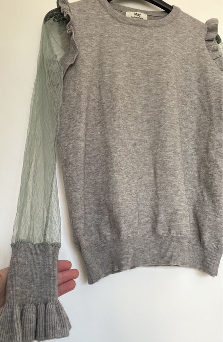 Camisola cinzenta com folhos e manga transparente