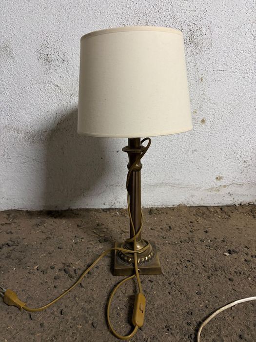 Candeeiro de mesa clássico em metal dourado