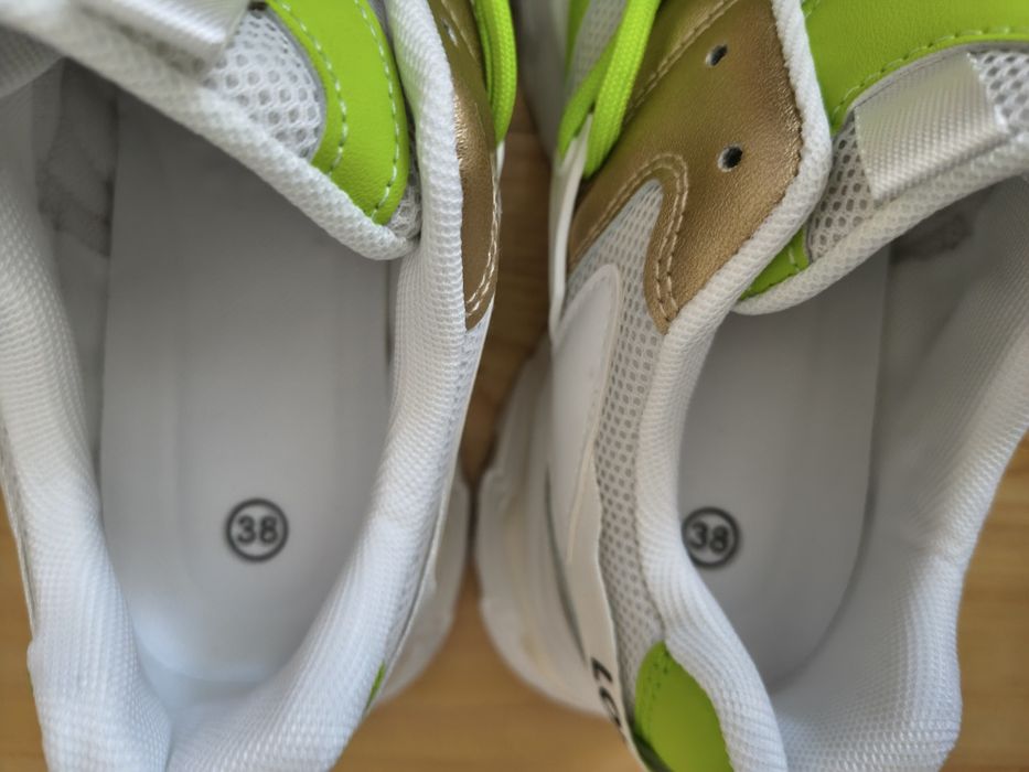 Modowe sneakersy na platformie