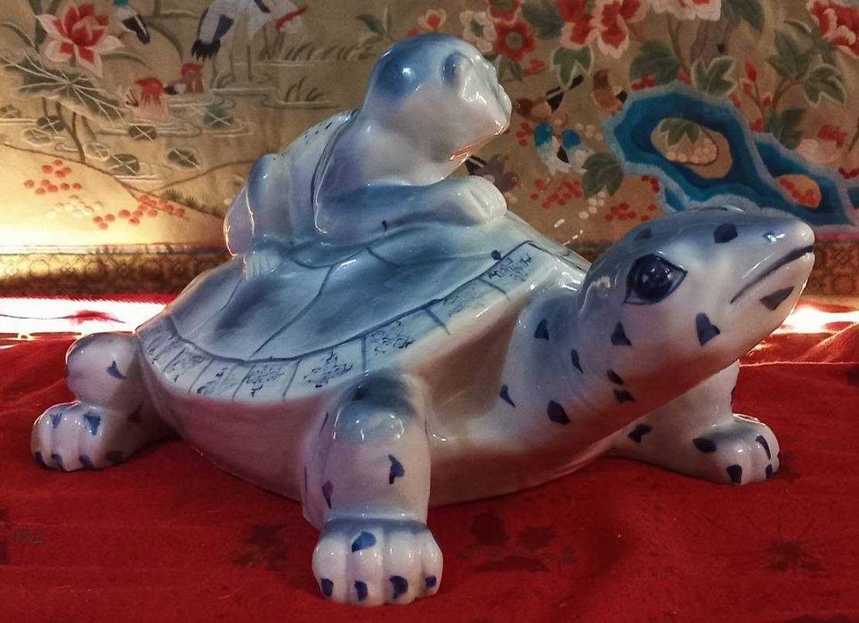Bonita e grande escultura em Porcelana Chinesa, Tartaruga dando Boleia a Macaco. peça encontra-se em excelente estado, mede, 38,cm,x,20.cm,x,18,cm. .