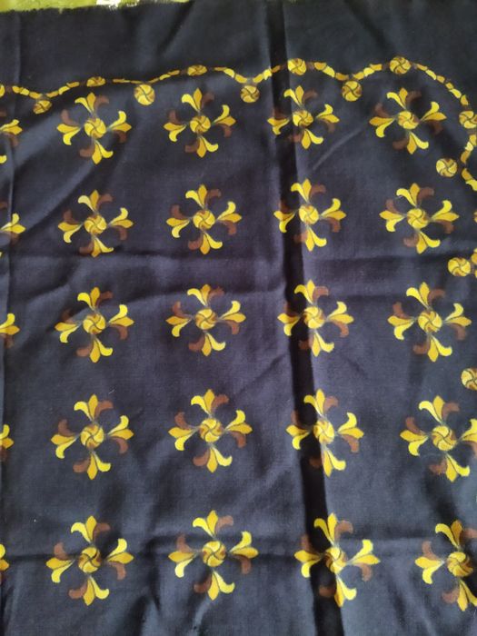 Lenço antigo em pura lã fundo preto e padrão  de cor amarelo