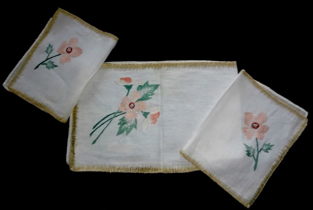 Conjunto de Panos ou naperons antigos Bordados à mão em linho