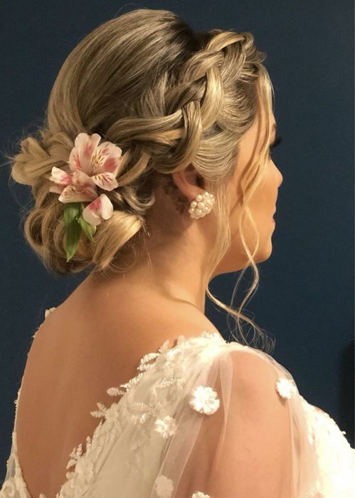 Cabeleireira e maquiadora brasileira. Apanhado para Noivas e eventos