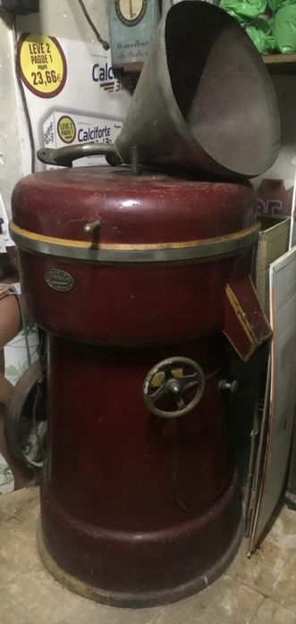 Moinho de café e cereais antigo