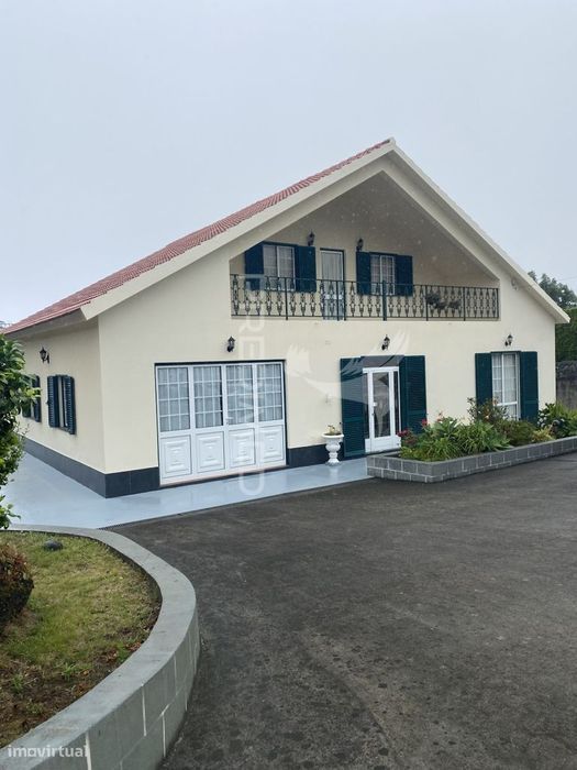 Moradia T3 de Dois Pisos com Jardim Paisagístico Urzelina, Ilha de...