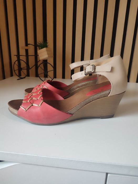 sandały S but z krytą piętą