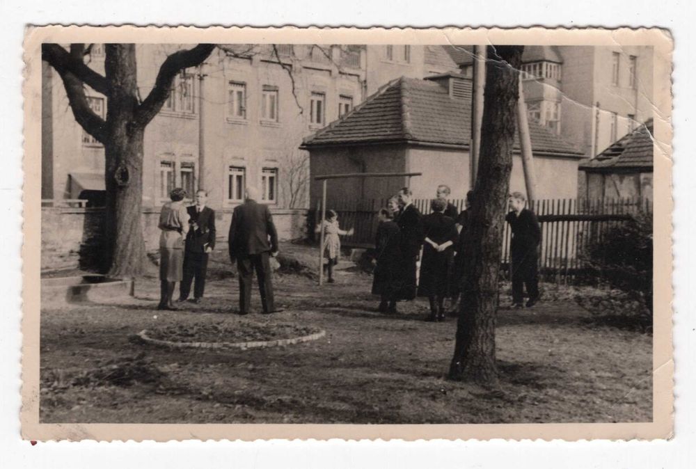 Stare zdjęcie podwórko kamienica spotkanie rodzinne scena rodzajowa retro PRL pamiątka vintage fot0122