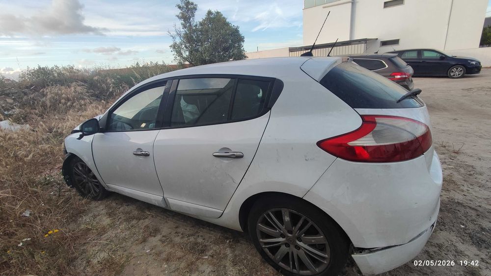 Vende-se carro Batido/ partes (peças) Megane cor Branca 2012
